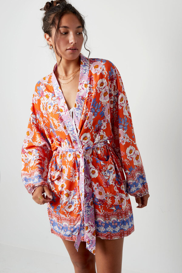 Kurzer Kimono mit orangefarbenen Blumen – mehrfarbig